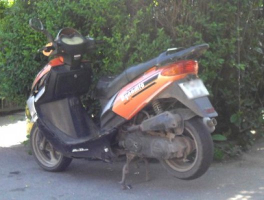 Poliţiştii au prins indivizii care au furat un moped
